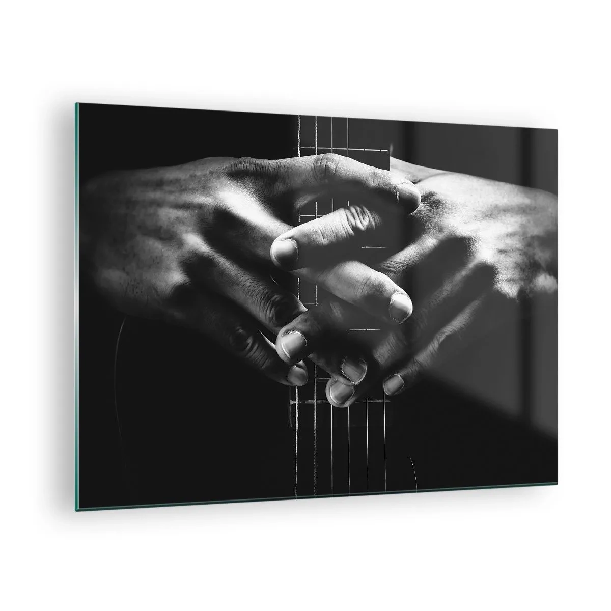 Glasbild - Bild auf glas - Gefaltete Hände ruhen auf dem Gitarrenhals in Schwarz und Weiß - 70x50cm - Gebet des Künstlers - Moderne Wanddekoration für Wohnzimmer und Schlafzimmer ARTTOR