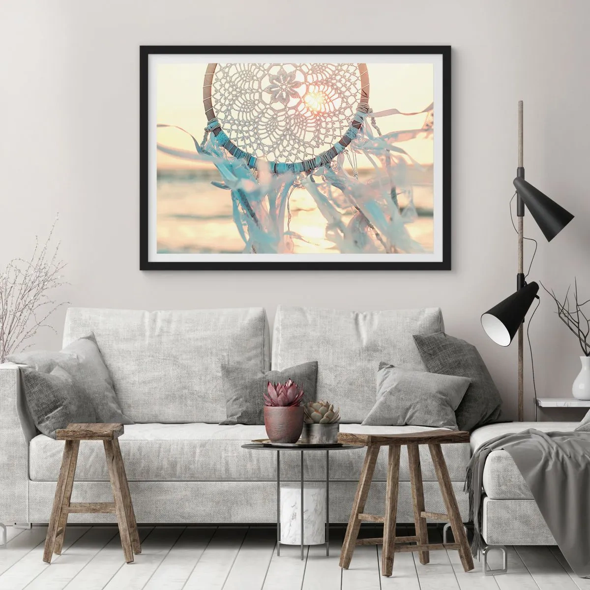 Poster in einem schwarzem Rahmen - Ein zarter Traumfänger vor dem Hintergrund der untergehenden Sonne - 100x70cm - Totem aus Spitze - Moderne Wanddekoration für Wohnzimmer und Schlafzimmer ARTTOR