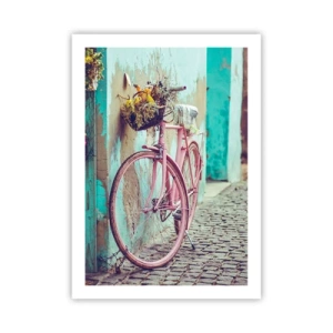 Poster - Ein rosa Fahrrad mit einem Korb auf einer rustikalen Straße - 50x70cm - Ich komme gleich wieder - Moderne Wanddekoration für Wohnzimmer und Schlafzimmer ARTTOR