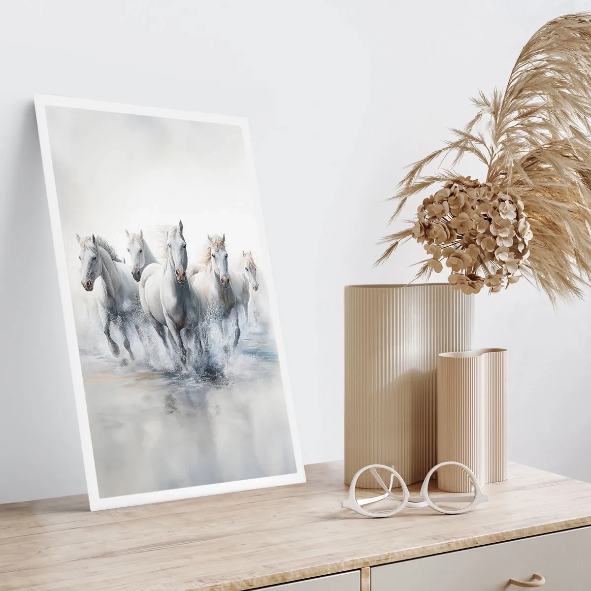 Poster - Weiße Pferde galoppieren durch Wasser in einer dynamischen Umgebung - 50x70cm - Weiße Magie - Moderne Wanddekoration für Wohnzimmer und Schlafzimmer ARTTOR