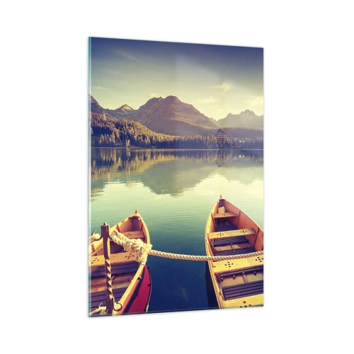 Glasbild - Bild auf glas - Holzboote auf einem ruhigen See, umgeben von Bergen - 50x70cm - Lebe nach ihren Gesetzen - Moderne Wanddekoration für Wohnzimmer und Schlafzimmer ARTTOR