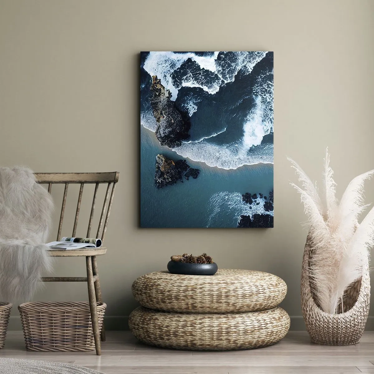 Bild auf Leinwand - Leinwandbild - Luftaufnahme der Wellen, die an die Küste krachen - 50x70cm - In Wellen gehüllt - Moderne Wanddekoration für Wohnzimmer und Schlafzimmer ARTTOR