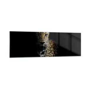 Glasbild - Bild auf glas - Ein Leopard auf dunklem Hintergrund mit intensivem Blick - 160x50cm - Dunkle Schönheit - Moderne Wanddekoration für Wohnzimmer und Schlafzimmer ARTTOR