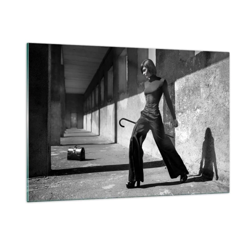 Glasbild - Bild auf glas - Schwarz-Weiß-Fotografie einer Frau in elegantem Outfit in urbaner Umgebung. - 120x80cm - Urbane Eleganz - Moderne Wanddekoration für Wohnzimmer und Schlafzimmer ARTTOR