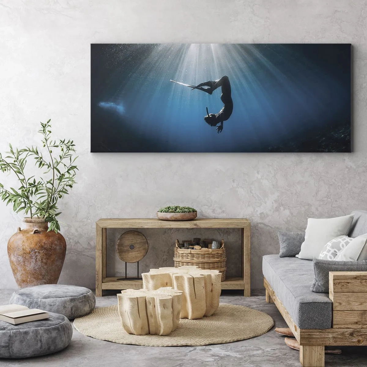 Bild auf Leinwand - Leinwandbild - Ein Taucher, der in einem Lichtstrahl unter Wasser schwimmt - 120x50cm - Tanz unter Wasser - Moderne Wanddekoration für Wohnzimmer und Schlafzimmer ARTTOR