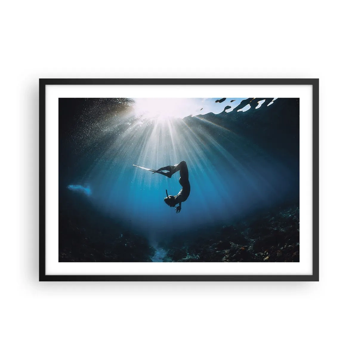 Poster in einem schwarzem Rahmen - Ein Taucher, der in einem Lichtstrahl unter Wasser schwimmt - 70x50cm - Tanz unter Wasser - Moderne Wanddekoration für Wohnzimmer und Schlafzimmer ARTTOR
