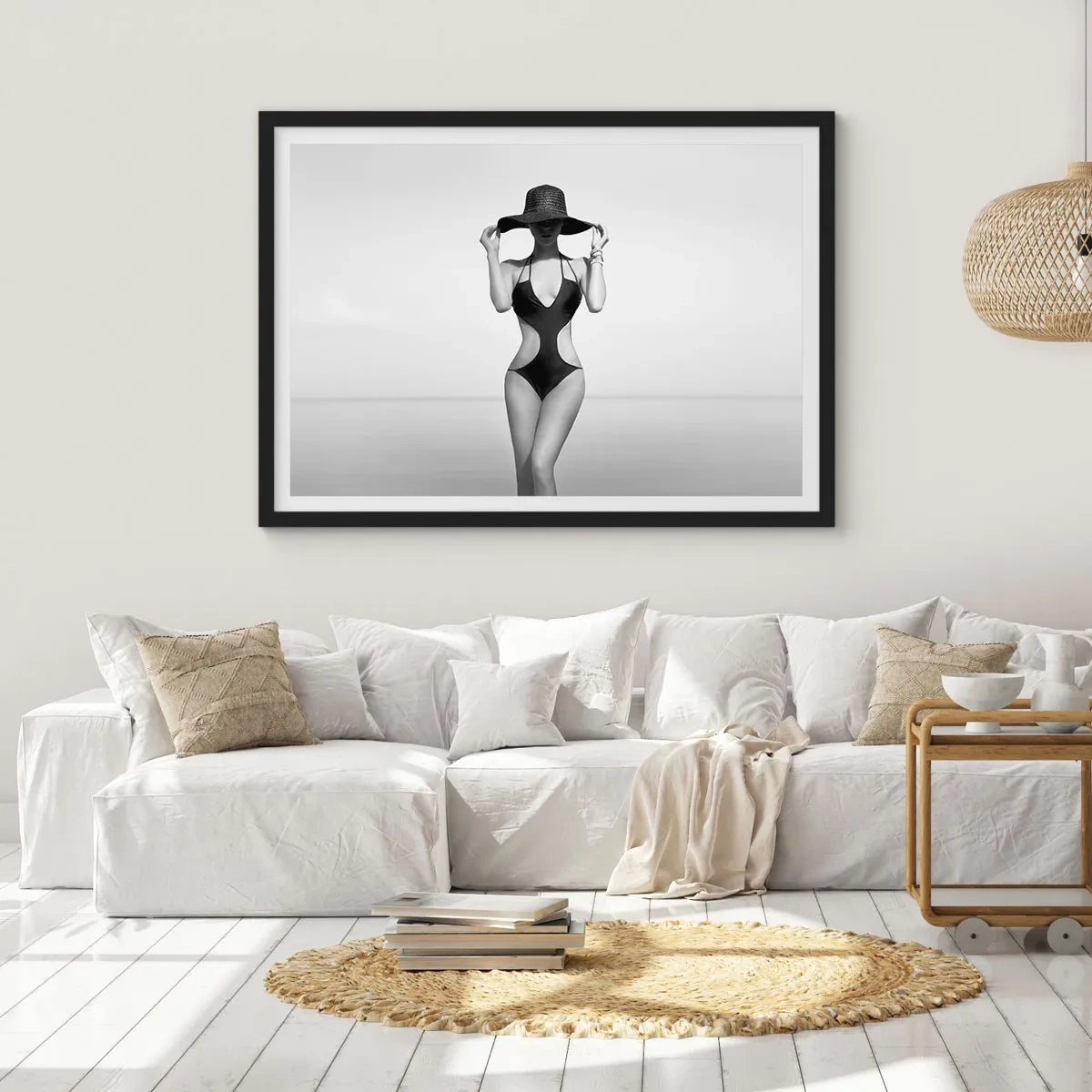 Poster in einem schwarzem Rahmen - Schwarz-weiße Silhouette einer Frau mit Hut vor dem Meereshintergrund - 70x50cm - Mein Name ist: Eleganz - Moderne Wanddekoration für Wohnzimmer und Schlafzimmer ARTTOR