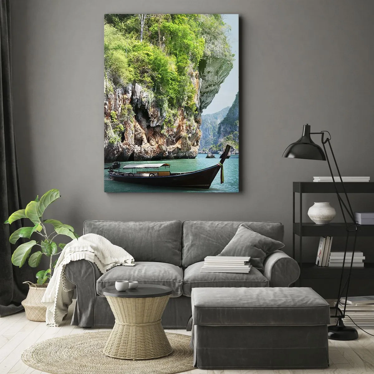Bild auf Leinwand - Leinwandbild - Ein traditionelles Boot vor der Kulisse tropischer Klippen und türkisfarbenem Wasser - 80x120cm - Eine Einladung zu einer exotischen Reise - Moderne Wanddekoration für Wohnzimmer und Schlafzimmer ARTTOR