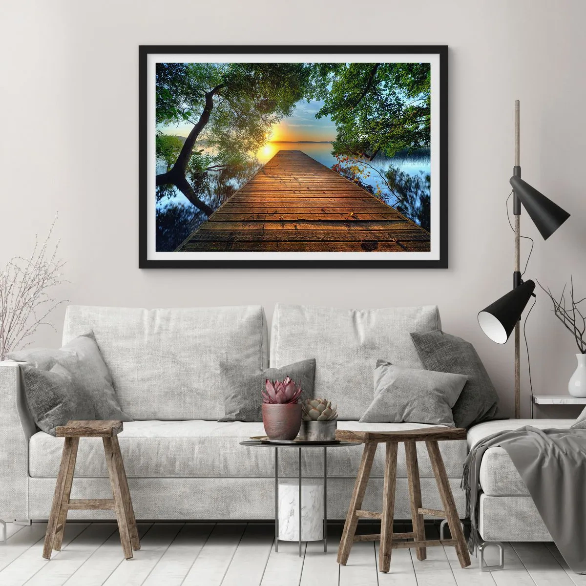 Poster in einem schwarzem Rahmen - Ein von Grün umgebener Holzsteg bei Sonnenuntergang - 100x70cm - Nimm dir Zeit, setz dich hin - Moderne Wanddekoration für Wohnzimmer und Schlafzimmer ARTTOR