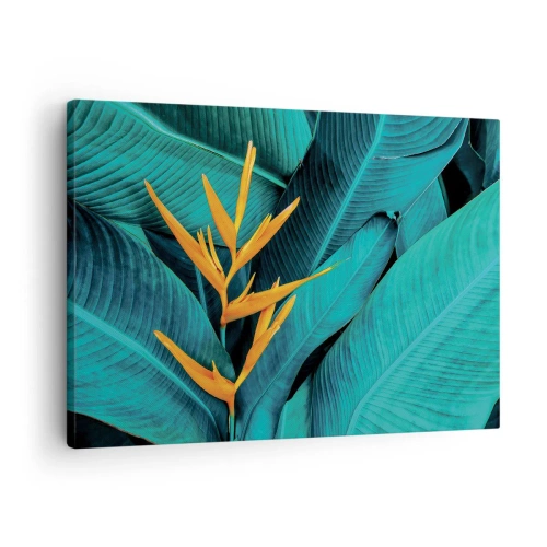 Bild auf Leinwand - Leinwandbild - Eine exotische Blume vor einem Hintergrund aus Bananenblättern in Türkistönen. - 70x50cm - Eden-Blume - Moderne Wanddekoration für Wohnzimmer und Schlafzimmer ARTTOR