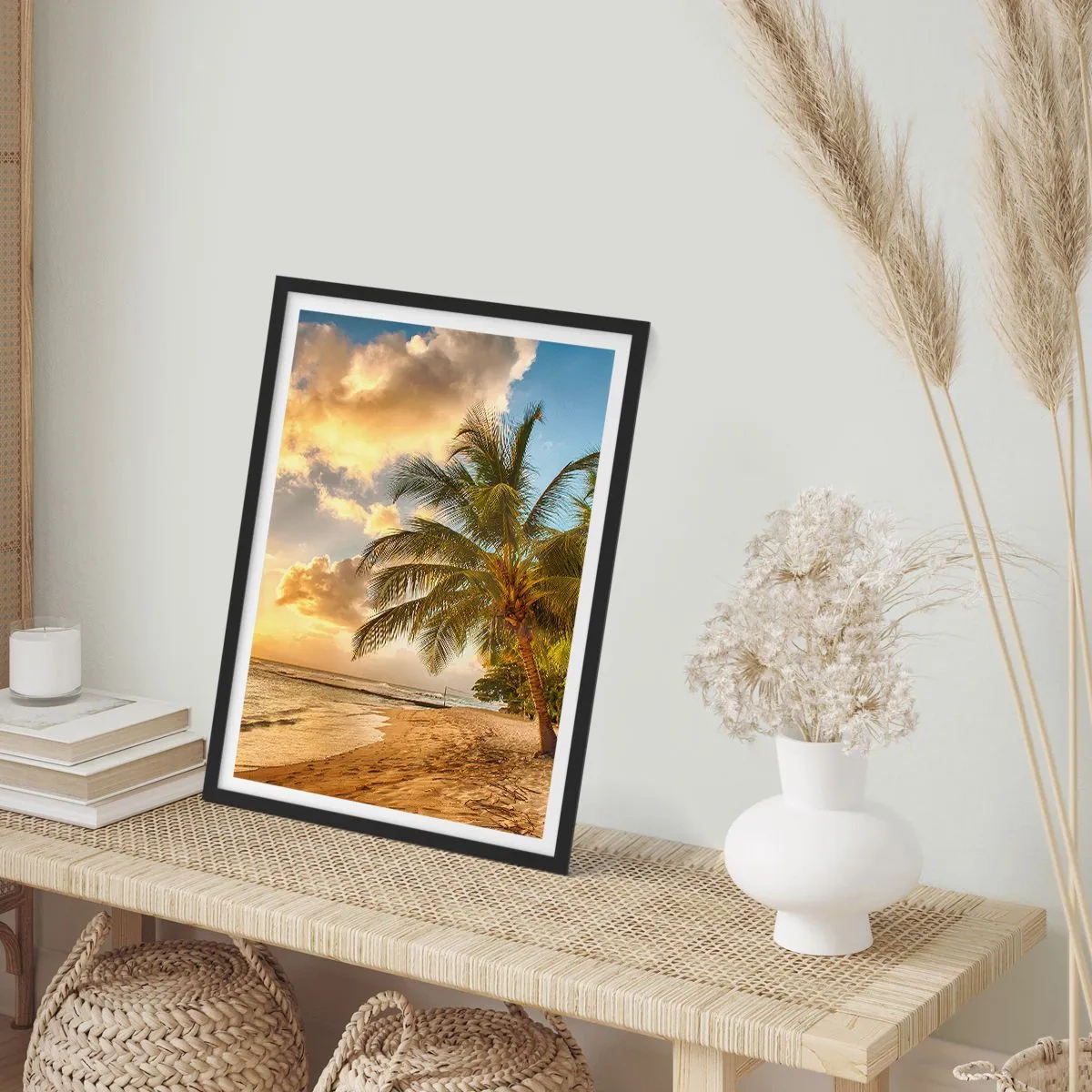 Poster in einem schwarzem Rahmen - Strand mit Palmen und goldenem Sonnenuntergang - 50x70cm - Ewiger Sommer, immer Urlaub - Moderne Wanddekoration für Wohnzimmer und Schlafzimmer ARTTOR