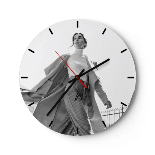 Wanduhr - Glasuhr - Eine stilvolle Frau in Bewegung vor der Kulisse urbaner Architektur - 30x30cm - Gehst du mit mir? - Moderne Wanddekoration für Wohnzimmer, Küche und Schlafzimmer ARTTOR