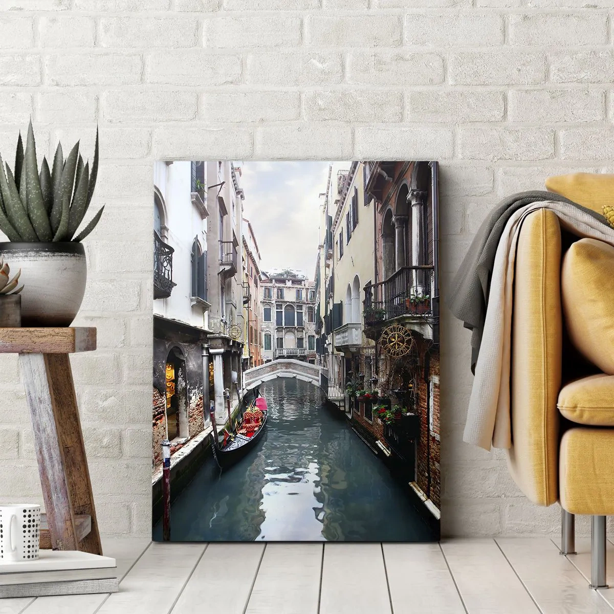 Bild auf Leinwand - Leinwandbild - Ein Kanal in Venedig mit einer Gondel und historischen Gebäuden - 80x120cm - Venezianische Landschaft mit Gondel und Brücke - Moderne Wanddekoration für Wohnzimmer und Schlafzimmer ARTTOR