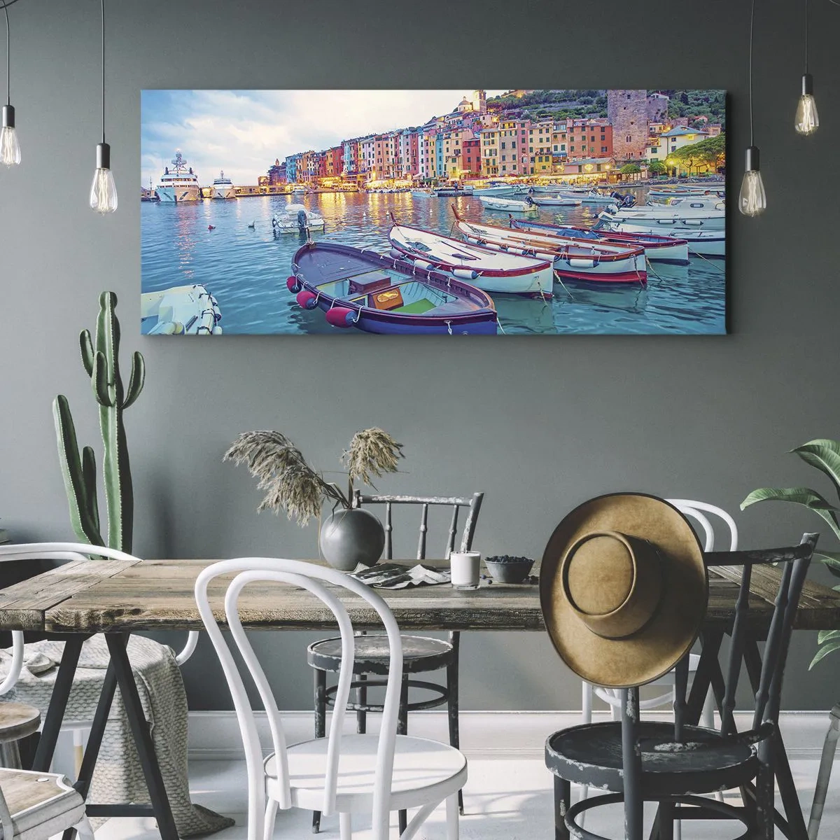 Bild auf Leinwand - Leinwandbild - Eine bunte Stadt am Wasser mit Booten im Hafen - 140x50cm - Bunter Abend im Hafen - Moderne Wanddekoration für Wohnzimmer und Schlafzimmer ARTTOR