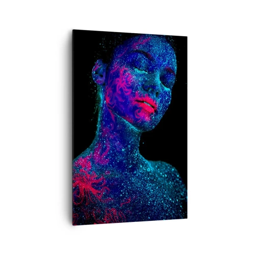 Bild auf Leinwand - Leinwandbild - Porträt einer Frau in Neonfarben auf schwarzem Hintergrund - 80x120cm - Im Sternenstaub - Moderne Wanddekoration für Wohnzimmer und Schlafzimmer ARTTOR