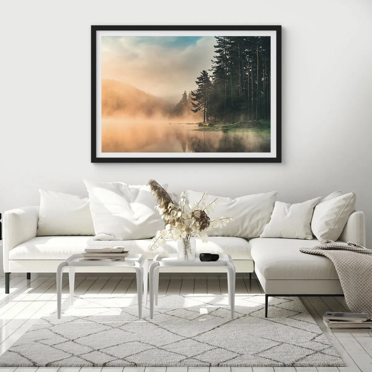Poster in einem schwarzem Rahmen - Ein nebliger Wald über einem ruhigen See - 100x70cm - Die Geburt des Tages - Moderne Wanddekoration für Wohnzimmer und Schlafzimmer ARTTOR