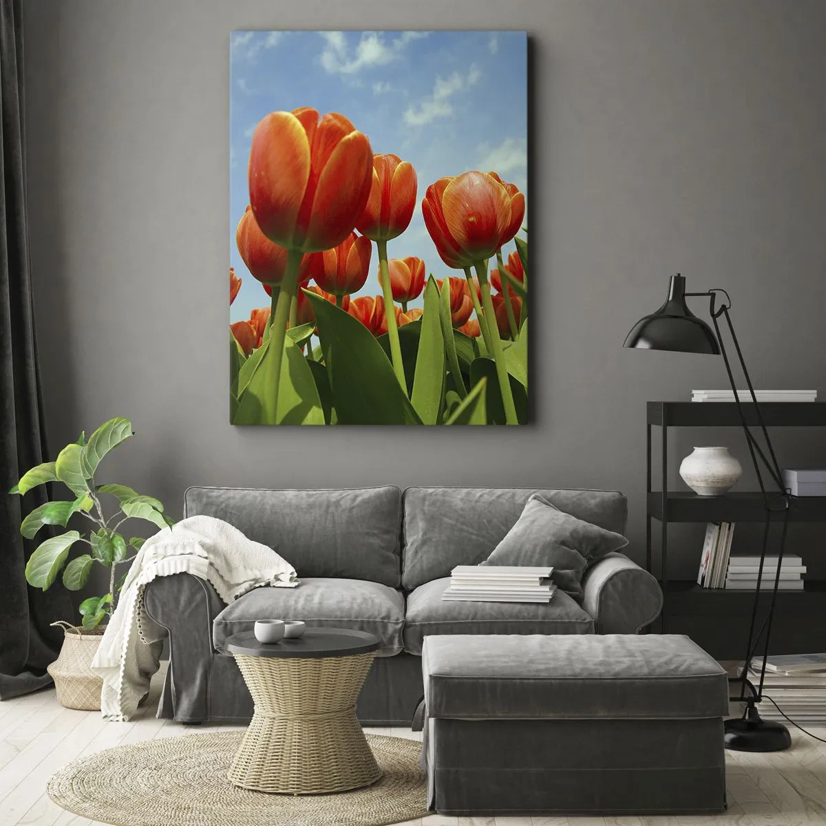 Bild auf Leinwand - Leinwandbild - Ein Feld mit roten und orangefarbenen Tulpen vor blauem Himmel - 50x70cm - Außer dem blauen Himmel brauchen sie nichts in ihrem Leben - Moderne Wanddekoration für Wohnzimmer und Schlafzimmer ARTTOR