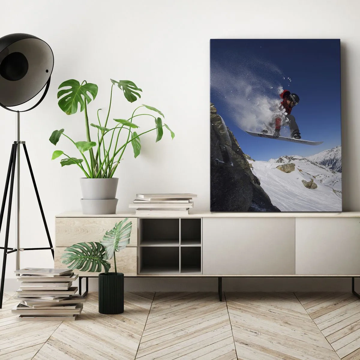 Bild auf Leinwand - Leinwandbild - Ein Snowboarder springt von einem Felsen vor einer Berglandschaft - 70x100cm - Und du wurdest Teil des Raums - Moderne Wanddekoration für Wohnzimmer und Schlafzimmer ARTTOR