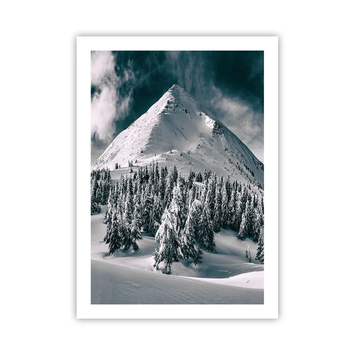 Poster - Winterliche Berglandschaft mit schneebedeckten Bäumen - 50x70cm - Das Land aus Schnee und Eis - Moderne Wanddekoration für Wohnzimmer und Schlafzimmer ARTTOR