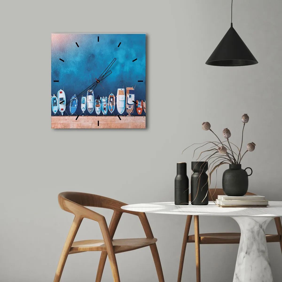 Wanduhr - Glasuhr - Boote vertäut am Ufer vor dem blauen Wasser - 30x30cm - In einer Reihe - Moderne Wanddekoration für Wohnzimmer und Schlafzimmer ARTTOR