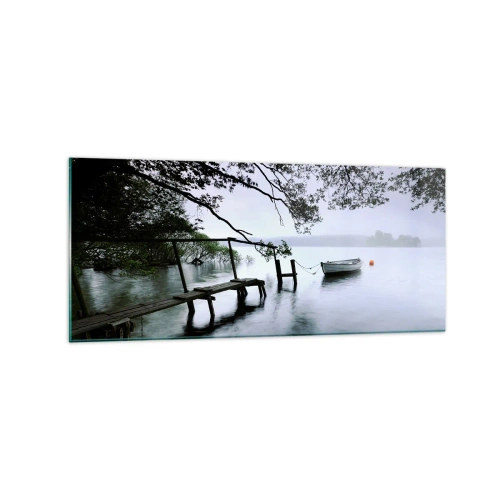Glasbild - Bild auf glas - Ein Steg über dem Wasser mit einem Boot im Hintergrund, umgeben von einer nebligen Landschaft - 120x50cm - Du ruhst dich schon aus - Moderne Wanddekoration für Wohnzimmer und Schlafzimmer ARTTOR
