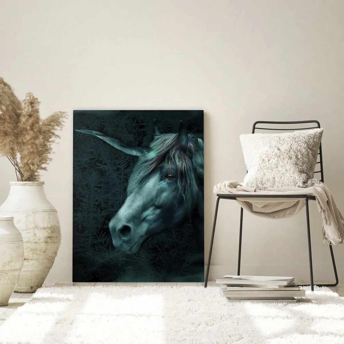 Glasbild - Bild auf glas - Ein magisches Einhorn in einem geheimnisvollen, dunklen Wald mit Fantasiefarben. - 80x120cm - In einem Märchenwald - Moderne Wanddekoration für Wohnzimmer und Schlafzimmer ARTTOR