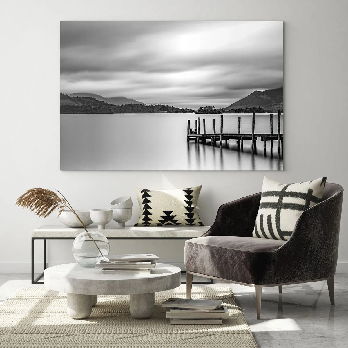 Glasbild - Bild auf glas - Schwarz-weiße Landschaft mit einem See und einem Holzsteg - 70x50cm - Milde und Kraft - Moderne Wanddekoration für Wohnzimmer und Schlafzimmer ARTTOR