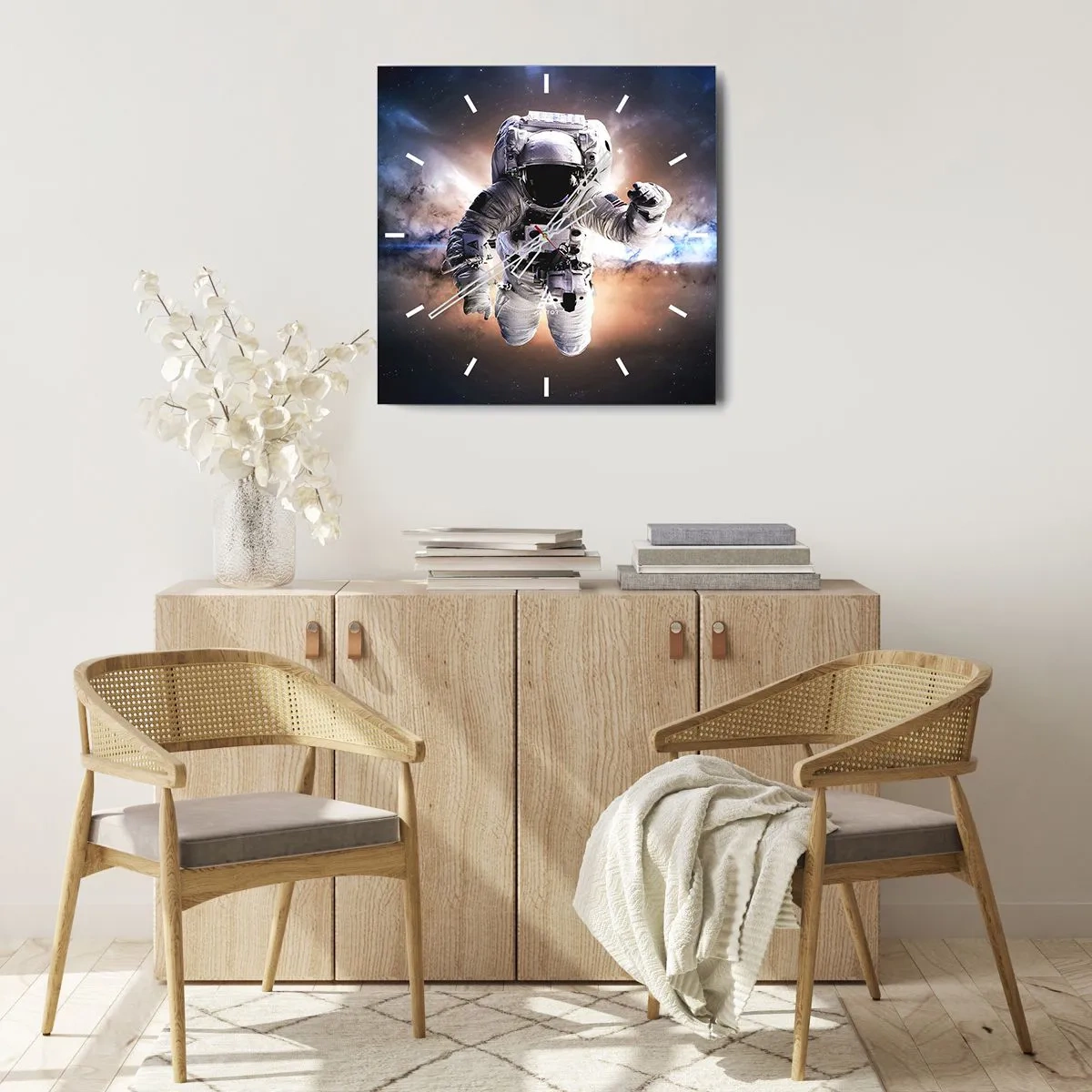 Wanduhr - Glasuhr - Astronaut im Weltraum - 30x30cm - Grüße aus dem Weltall - Moderne Wanddekoration für Wohnzimmer und Schlafzimmer ARTTOR