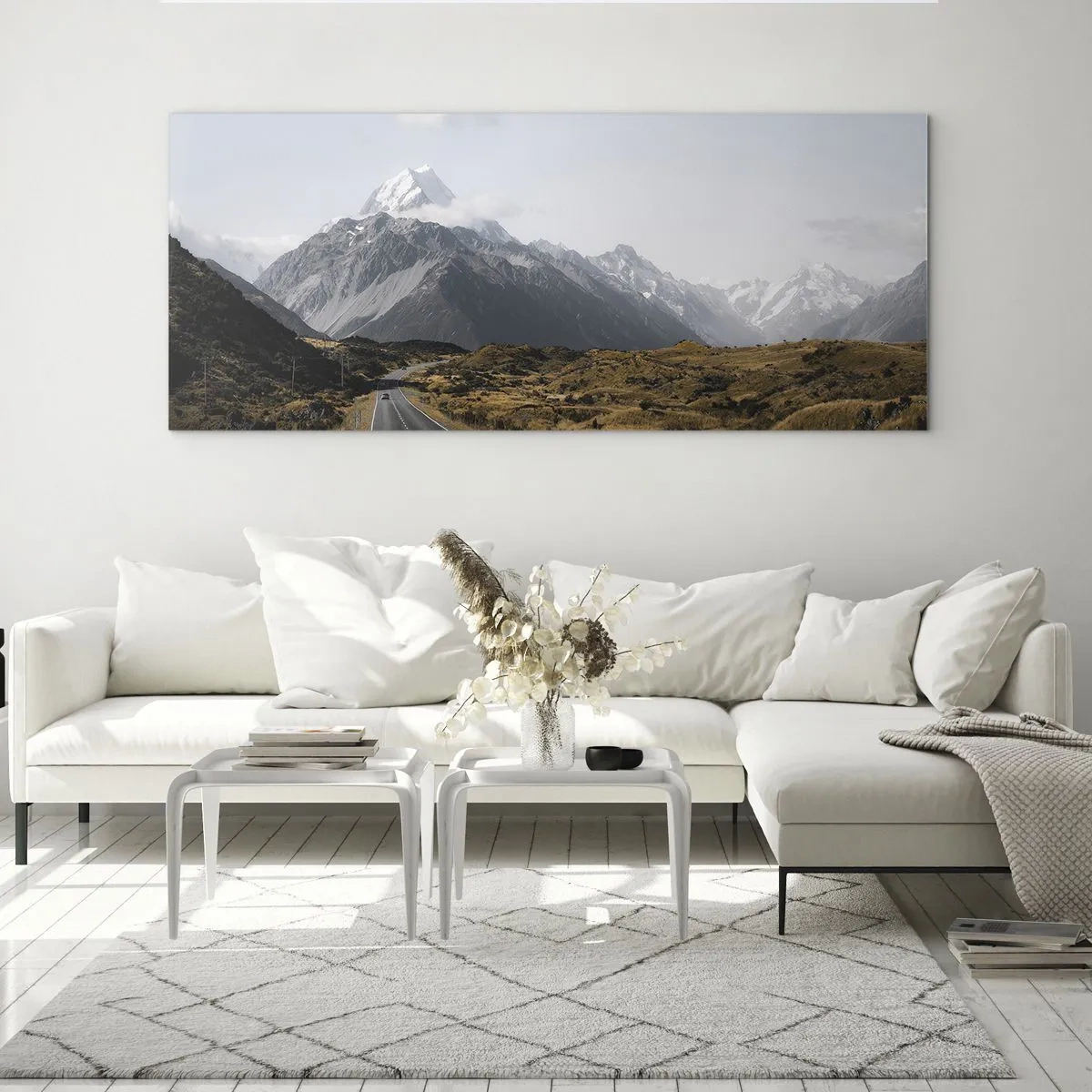 Glasbild - Bild auf glas - Eine Straße in den Bergen, umgeben von einer malerischen Landschaft - 160x50cm - Der Weg ins Herz der Berge - Moderne Wanddekoration für Wohnzimmer und Schlafzimmer ARTTOR