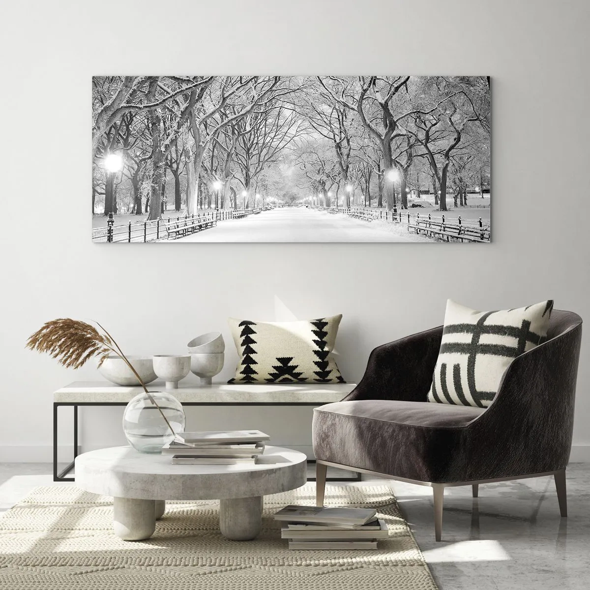 Glasbild - Bild auf glas - Eine Winterallee mit schneebedeckten Bäumen in Monochrom - 160x50cm - Vier Jahreszeiten - Winter - Moderne Wanddekoration für Wohnzimmer und Schlafzimmer ARTTOR