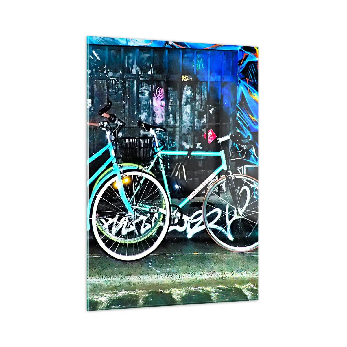 Glasbild - Bild auf glas - Ein Citybike vor Graffiti- und Neon-Atmosphäre - 50x70cm - Die Stadt ruft - Moderne Wanddekoration für Wohnzimmer und Schlafzimmer ARTTOR