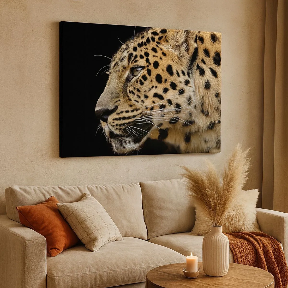 Bild auf Leinwand - Leinwandbild - Nahaufnahme des Kopfes eines Leoparden vor schwarzem Hintergrund - 70x50cm - Ruhig, fokussiert, bereit - Moderne Wanddekoration für Wohnzimmer und Schlafzimmer ARTTOR