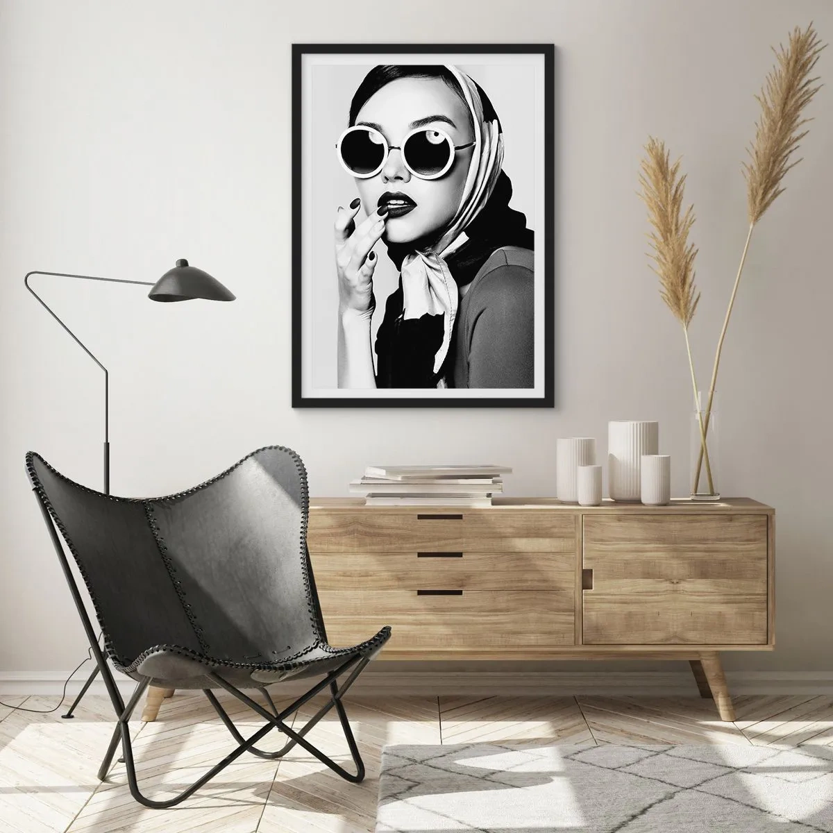 Poster in einem schwarzem Rahmen - Porträt einer Frau mit Sonnenbrille und Schal - 50x70cm - Grüße aus den 1960er Jahren - Moderne Wanddekoration für Wohnzimmer und Schlafzimmer ARTTOR