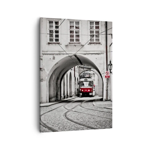 Bild auf Leinwand - Leinwandbild - Eine schwarz-weiße Straßenbahn in einer historischen Stadtstraße - 50x70cm - Durch das Stadtlabyrinth - Moderne Wanddekoration für Wohnzimmer und Schlafzimmer ARTTOR