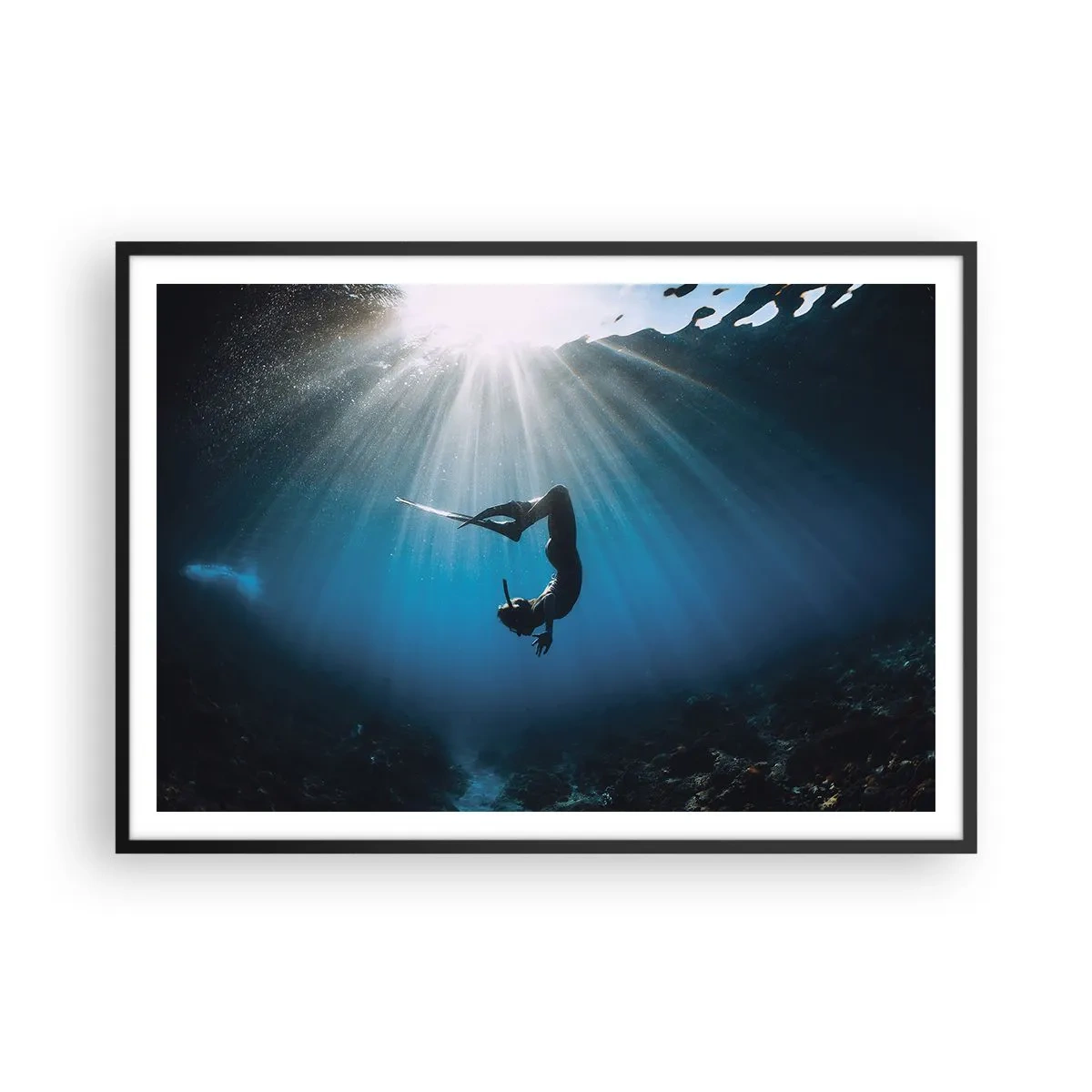 Poster in einem schwarzem Rahmen - Ein Taucher, der in einem Lichtstrahl unter Wasser schwimmt - 100x70cm - Tanz unter Wasser - Moderne Wanddekoration für Wohnzimmer und Schlafzimmer ARTTOR