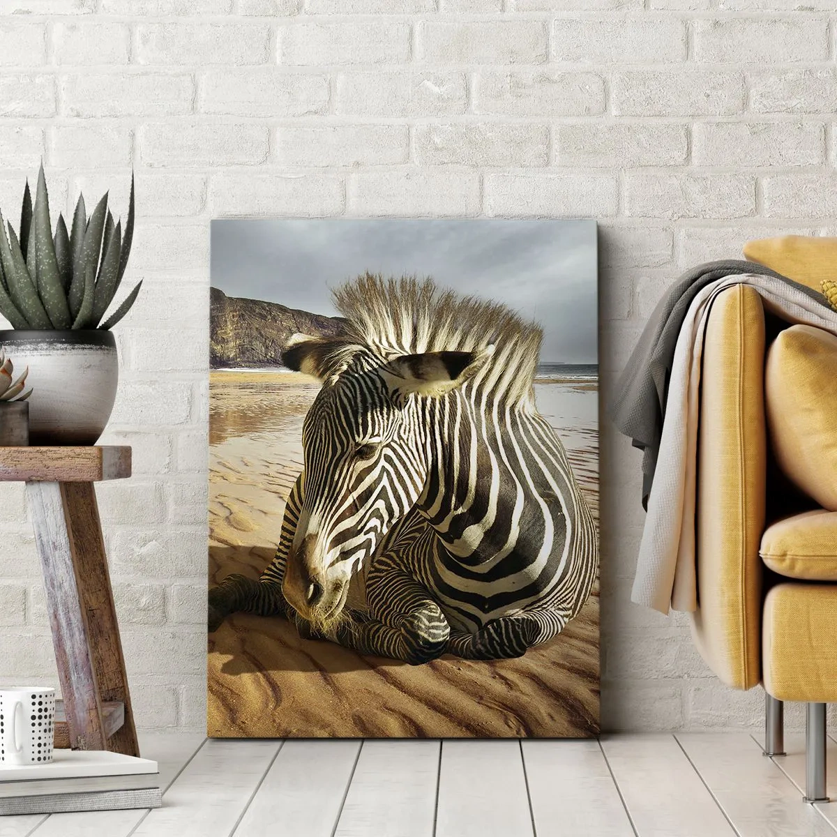 Bild auf Leinwand - Leinwandbild - Ein Zebra ruht sich an einem Sandstrand mit Klippen im Hintergrund aus. - 50x70cm - Wir passen zusammen - Moderne Wanddekoration für Wohnzimmer und Schlafzimmer ARTTOR