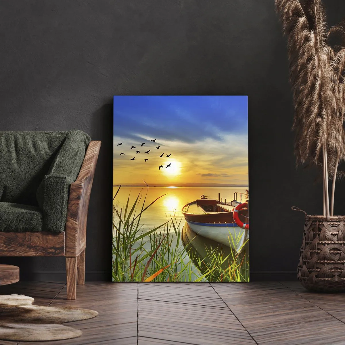 Bild auf Leinwand - Leinwandbild - Ein Boot am Ufer eines Sees bei Sonnenuntergang - 70x100cm - Die Kormorane fliegen schon weg - Moderne Wanddekoration für Wohnzimmer und Schlafzimmer ARTTOR