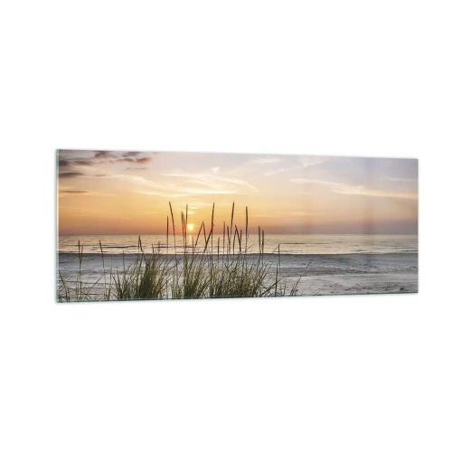 Glasbild - Bild auf glas - Ein Sandstrand bei Sonnenuntergang mit Gras im Hintergrund - 140x50cm - Schau, denk, fühl - Moderne Wanddekoration für Wohnzimmer und Schlafzimmer ARTTOR