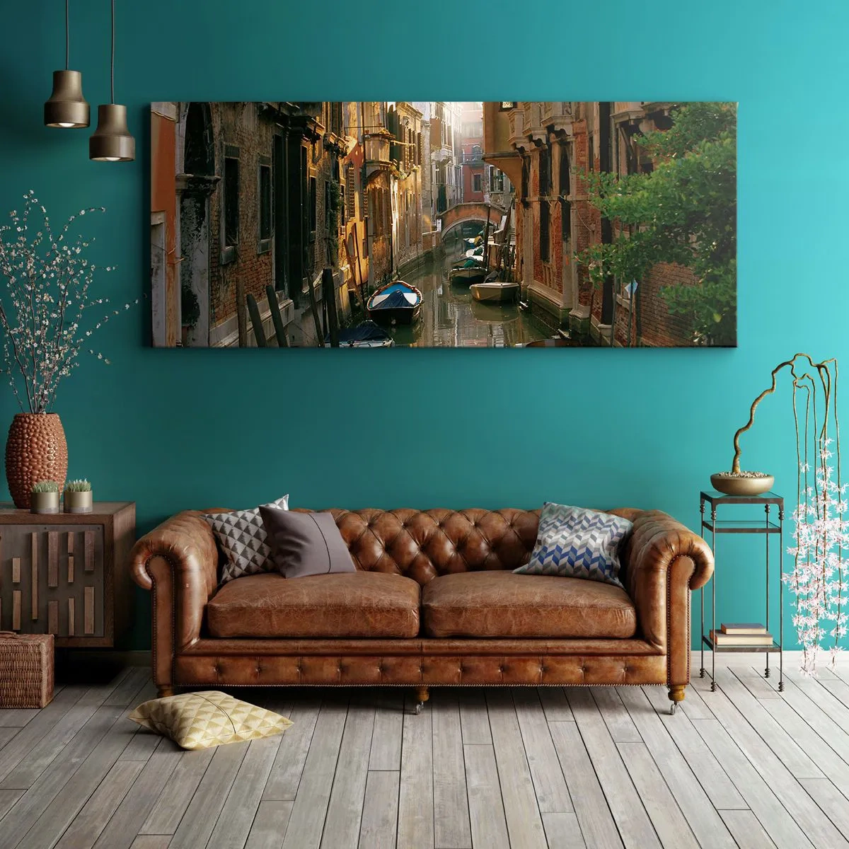 Bild auf Leinwand - Leinwandbild - Ein malerischer Kanal in Venedig mit Booten und einer Brücke - 160x50cm - In einer venezianischen Gasse - Moderne Wanddekoration für Wohnzimmer und Schlafzimmer ARTTOR