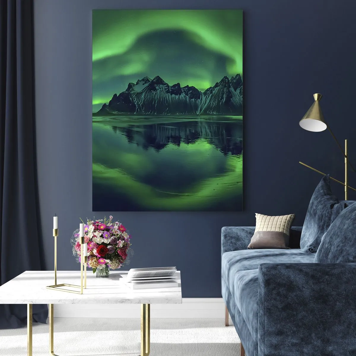Glasbild - Bild auf glas - Das Nordlicht schwebt über einer Berglandschaft und spiegelt sich im Wasser - 50x70cm - In den Armen der Aurora - Moderne Wanddekoration für Wohnzimmer und Schlafzimmer ARTTOR