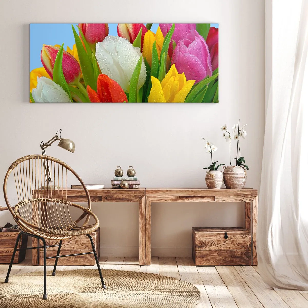 Bild auf Leinwand - Leinwandbild - Bunte Tulpen mit Tautropfen auf blauem Hintergrund bedeckt - 140x50cm - Ein blumiger Regenbogen in Tautropfen - Moderne Wanddekoration für Wohnzimmer und Schlafzimmer ARTTOR