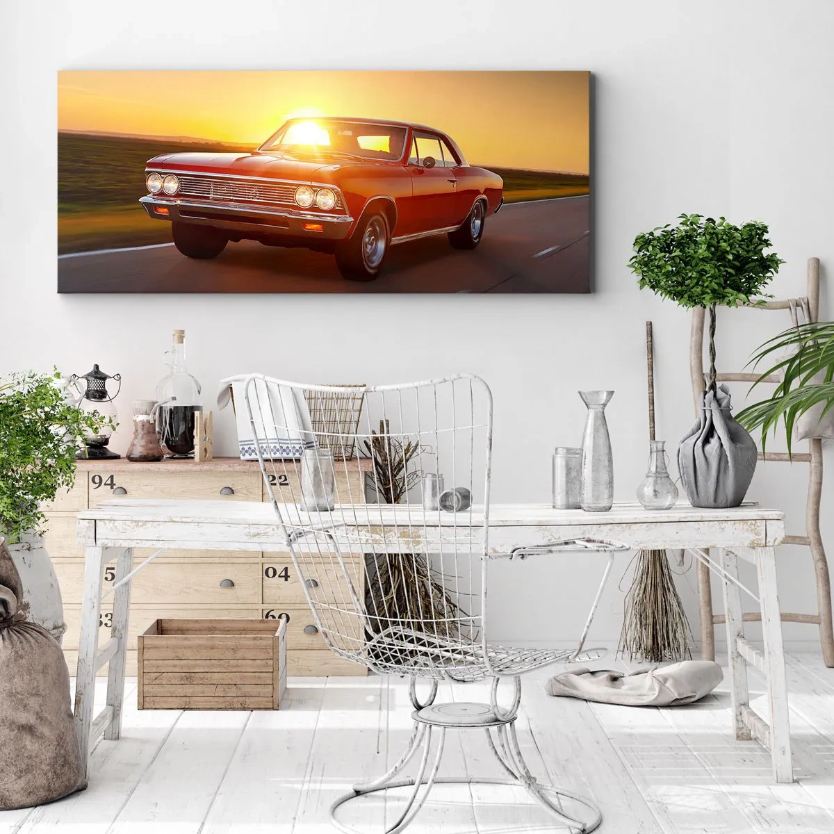 Bild auf Leinwand - Leinwandbild - Ein rotes Auto in der untergehenden Sonne auf einer offenen Straße - 160x50cm - Begehren ist rot - Moderne Wanddekoration für Wohnzimmer und Schlafzimmer ARTTOR