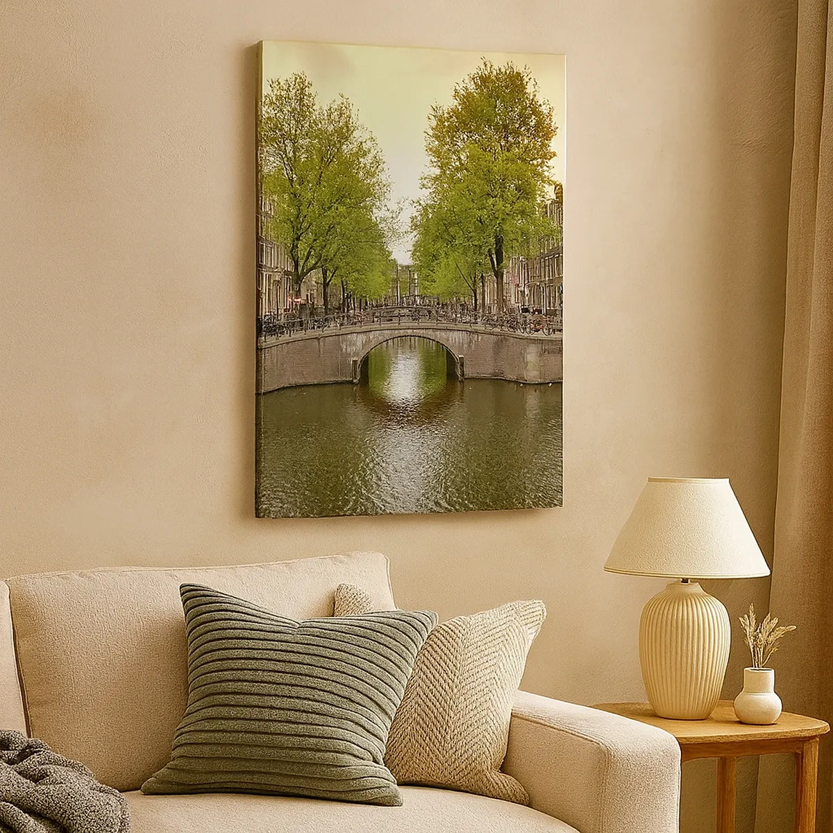 Bild auf Leinwand - Leinwandbild - Ein Kanal in Amsterdam, umgeben von historischen Mietshäusern - 50x70cm - Mit dem Boot oder mit dem Fahrrad? - Moderne Wanddekoration für Wohnzimmer und Schlafzimmer ARTTOR