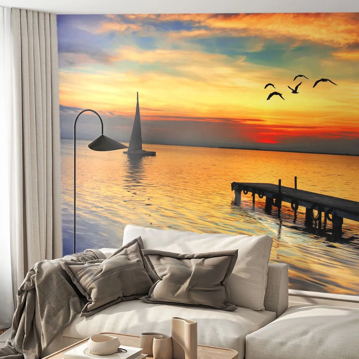 Fototapete Premium Sand - Sonnenuntergang über einem See mit einem Pier und einem Segelboot - 100x70cm - Abendrückkehr - Moderne Wanddekoration für Wohnzimmer und Schlafzimmer ARTTOR
