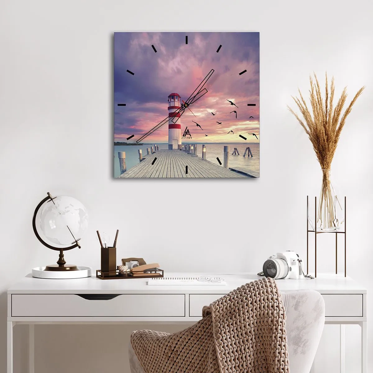 Wanduhr - Glasuhr - Ein Leuchtturm auf dem Pier, umgeben von einem malerischen Sonnenuntergang - 30x30cm - Es ist Zeit zum Hafen zu gehen - Moderne Wanddekoration für Wohnzimmer und Schlafzimmer ARTTOR