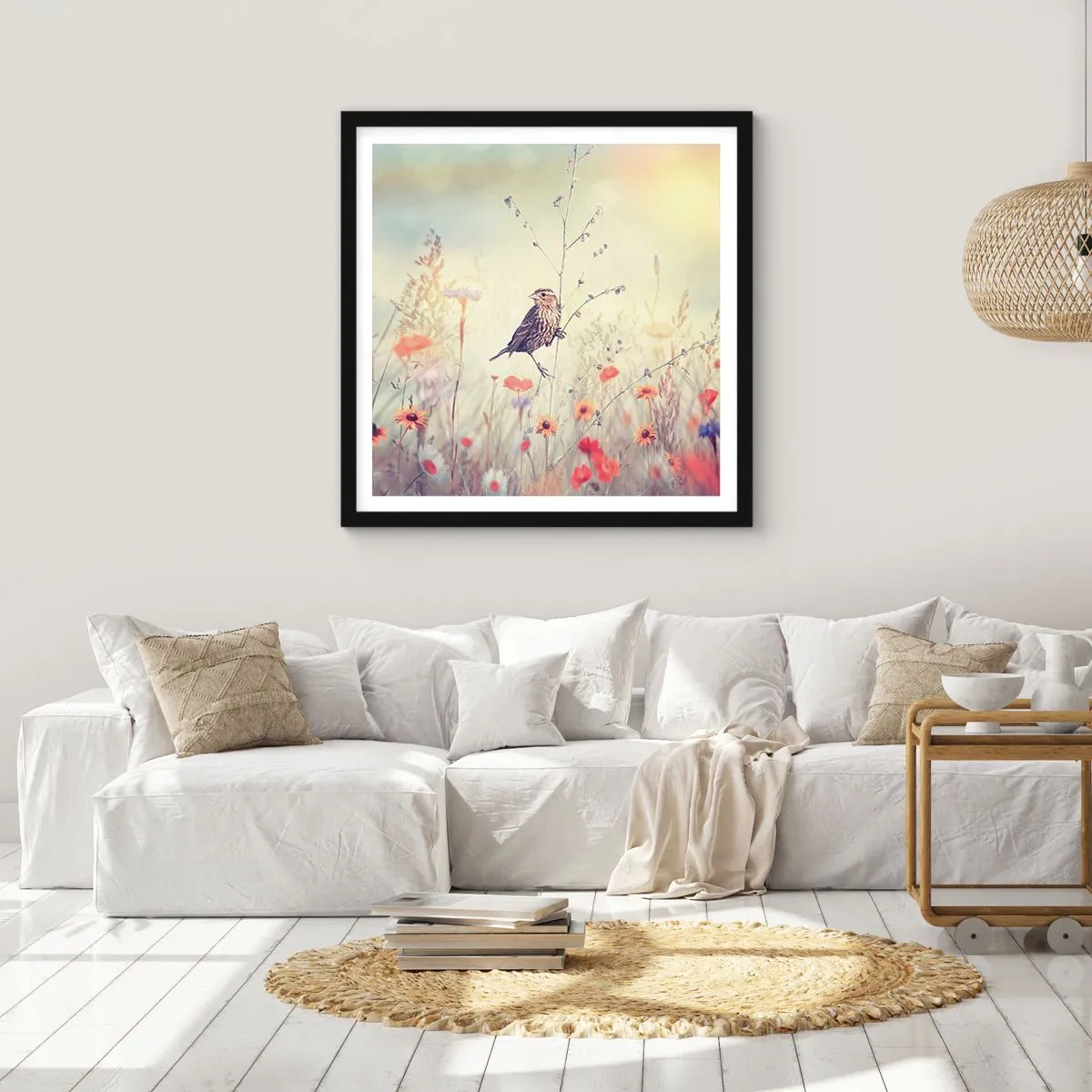 Poster in einem schwarzem Rahmen - Vogelporträt mit einer Wiese im Hintergrund - 30x30 cm