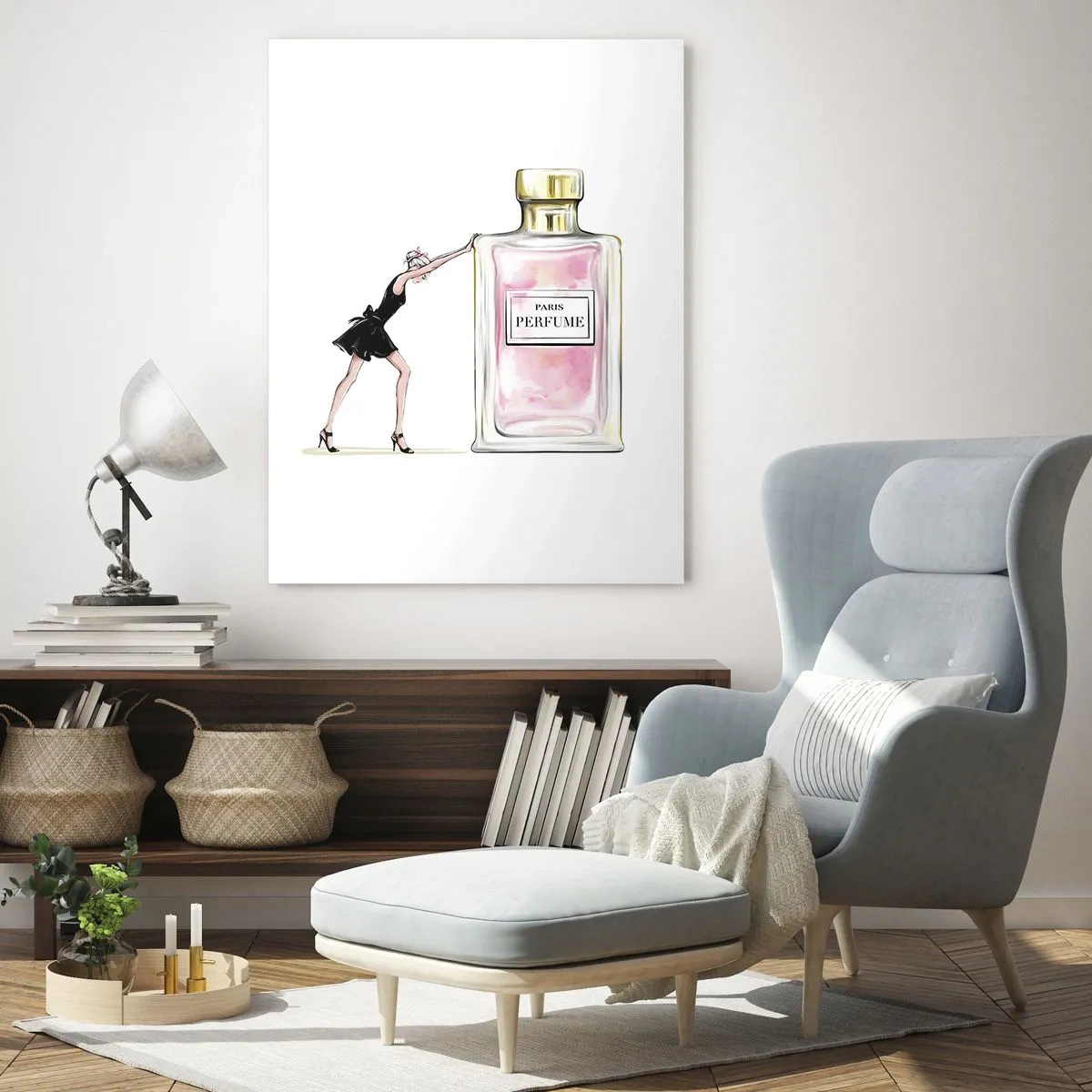 Glasbild - Bild auf glas - Eine Frau in einem schwarzen Kleid neben einer großen Parfümflasche - 50x70cm - Essenz der Weiblichkeit - Moderne Wanddekoration für Wohnzimmer und Schlafzimmer ARTTOR