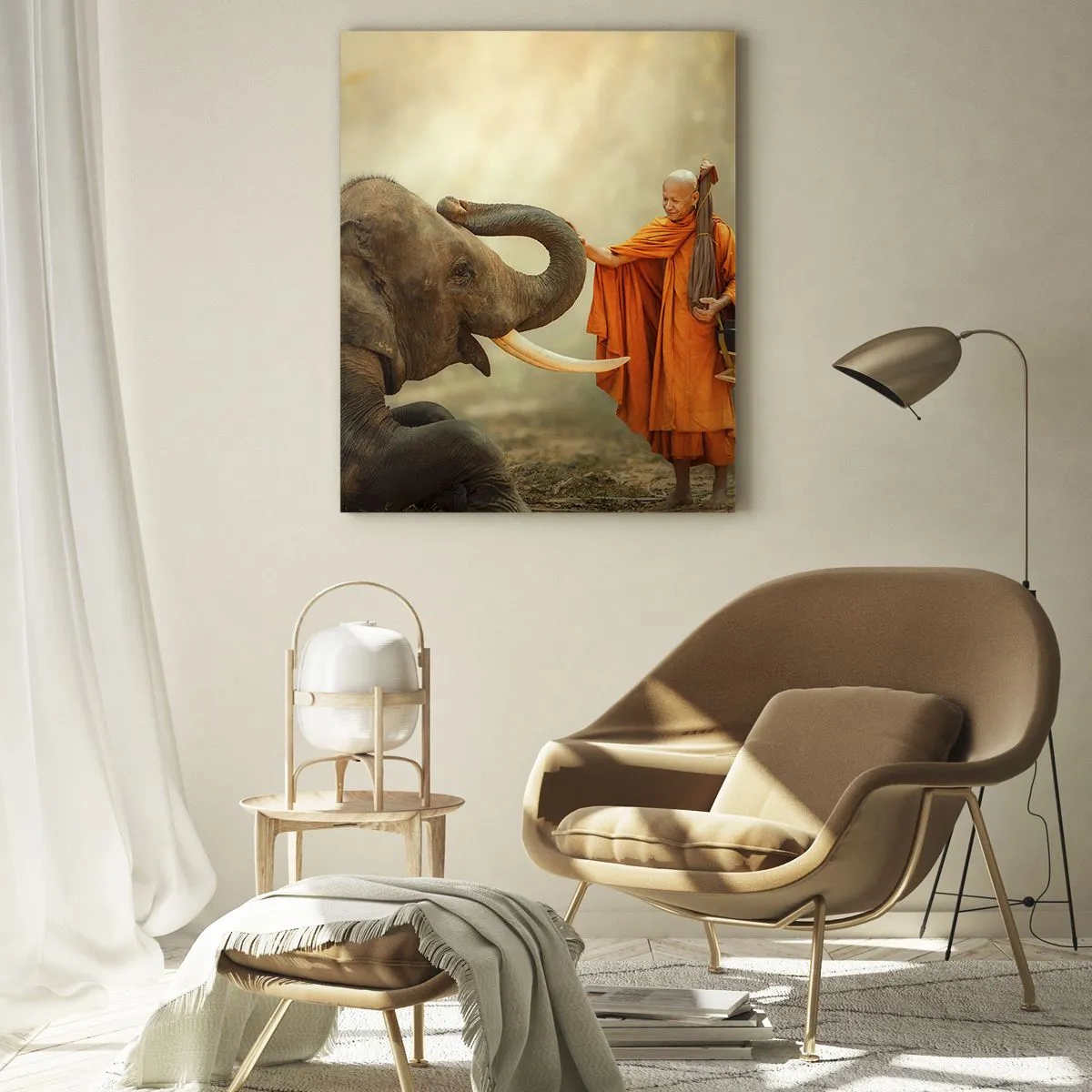 Glasbild - Bild auf glas - Ein Mönch in orangefarbener Robe mit einem Elefanten in einer natürlichen Umgebung - 50x70cm - Treffen unterwegs - Moderne Wanddekoration für Wohnzimmer und Schlafzimmer ARTTOR