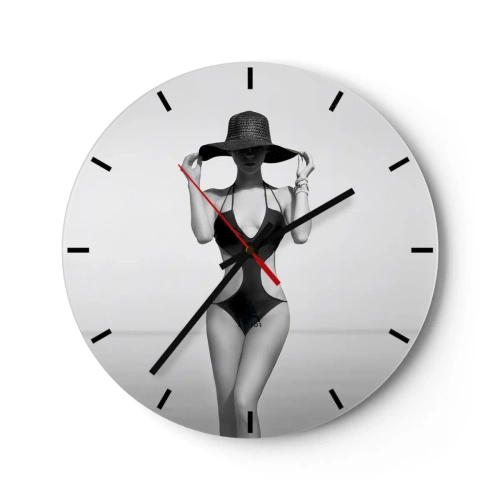 Wanduhr - Glasuhr - Eine Frau in einem schwarzen Badeanzug und Hut vor dem Meer - 30x30cm - Mein Name ist: Eleganz - Moderne Wanddekoration für Wohnzimmer, Küche und Schlafzimmer ARTTOR