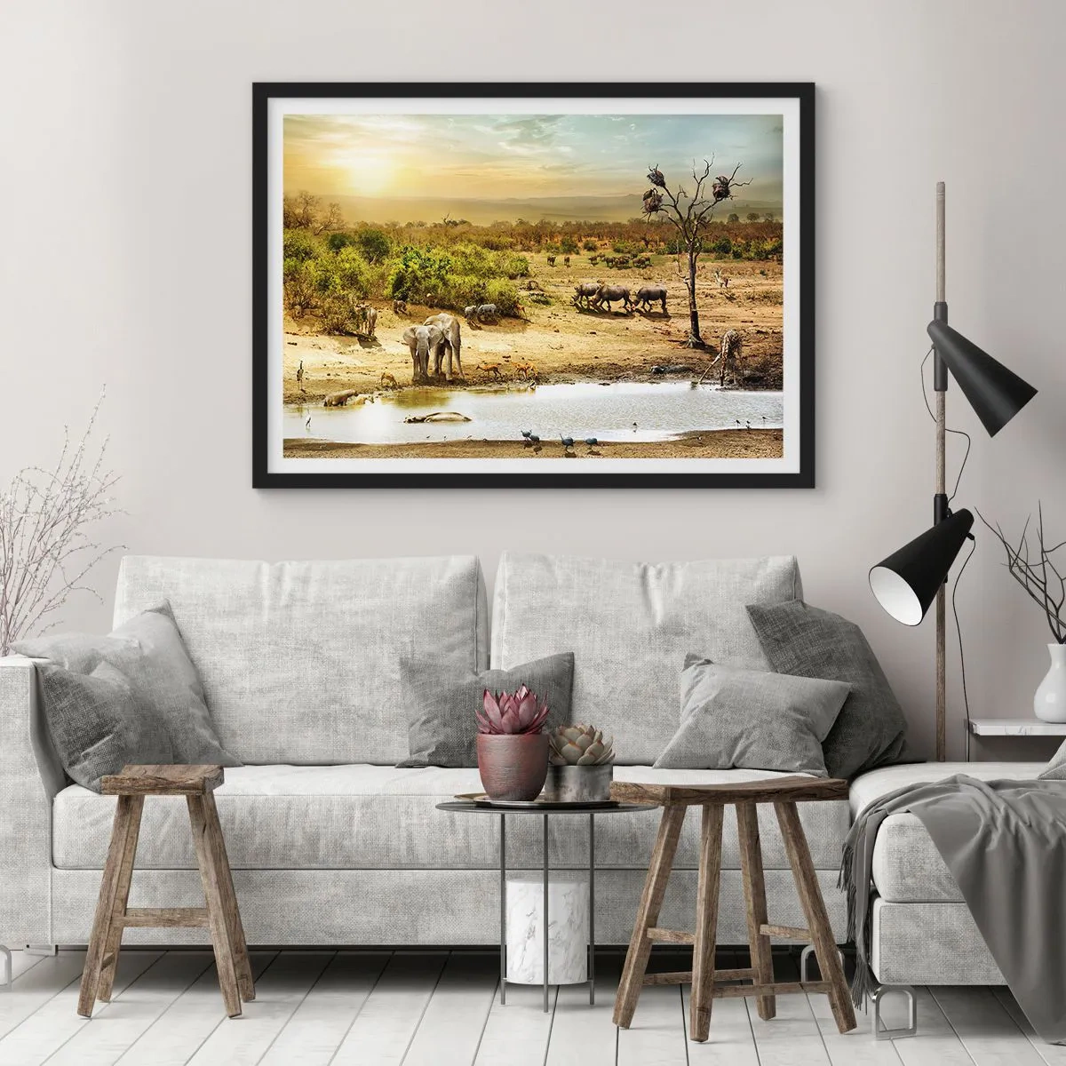 Poster in einem schwarzem Rahmen - Elefanten und Wildtiere an einer Wasserstelle bei Sonnenuntergang - 70x50cm - Ein Fluss floss aus Eden ... - Moderne Wanddekoration für Wohnzimmer und Schlafzimmer ARTTOR